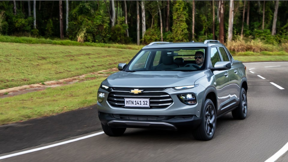 Chevrolet Montana 2026 gris circulando en ruta asfaltada con conductor al volante.
