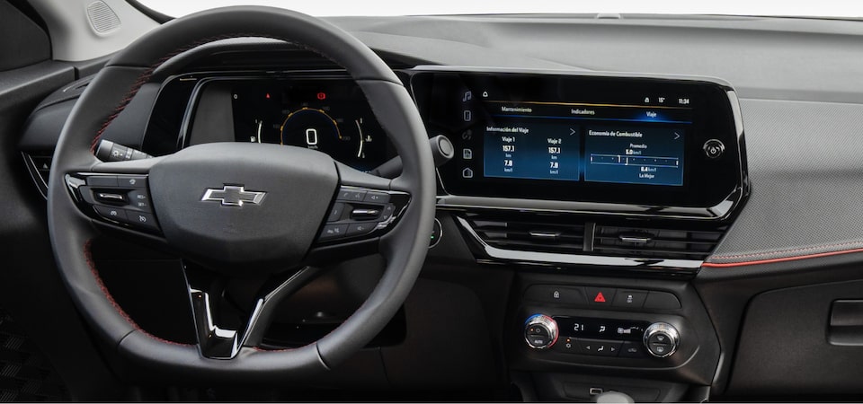 Vista interior de la central multimedia, tablero digital y volante de la Chevrolet Monatana 2026.