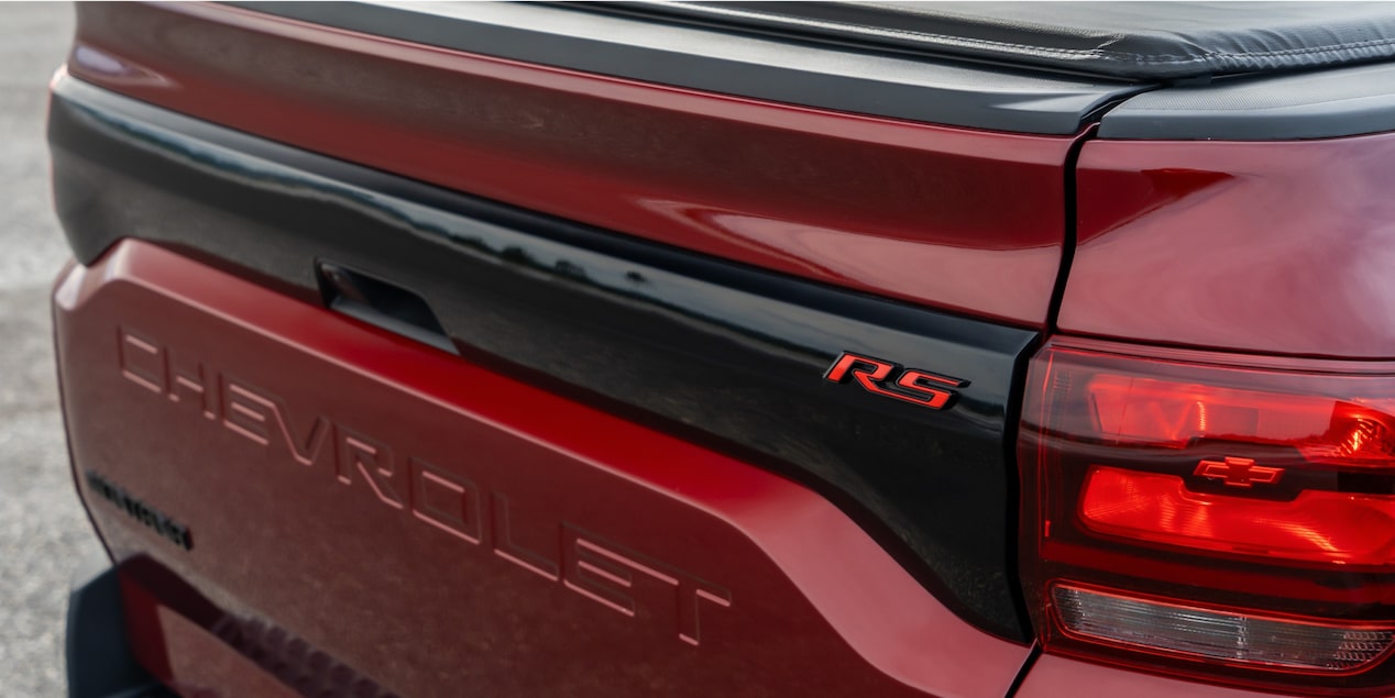 Vista en detalle de la Chevrolet Montana 2026 destacando los faros tipo proyector full Led traseros y la insignia RS.
