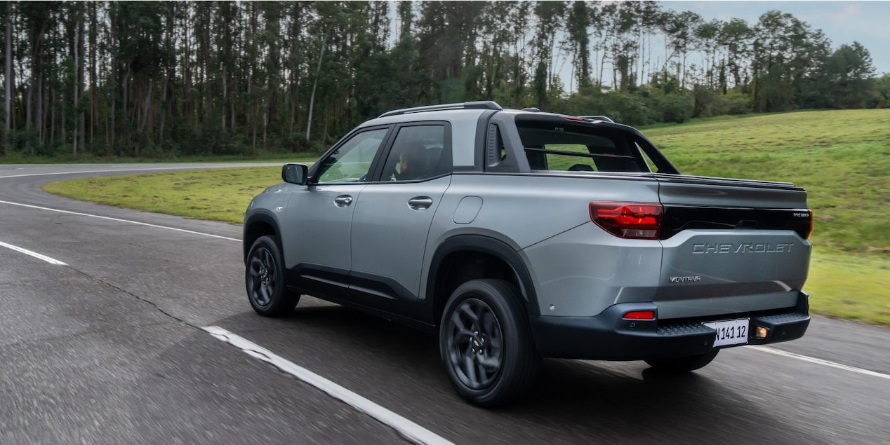 Vista trasera de la Chevrolet Montana 2026 versión Premier en color Sharkskin en la ruta.
