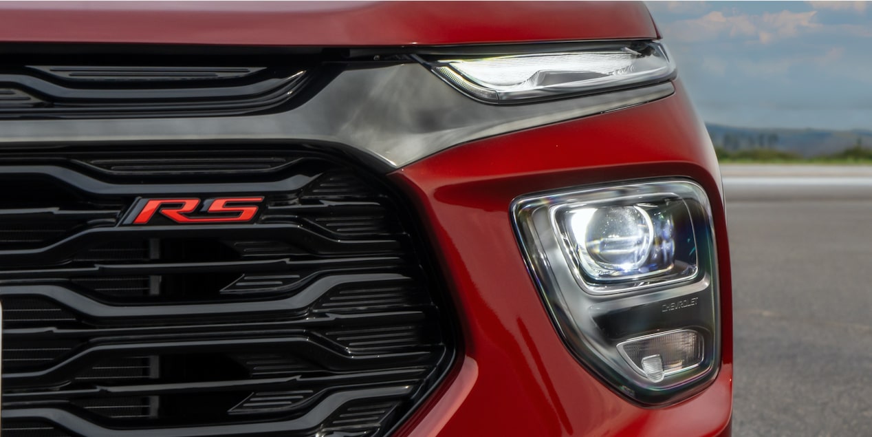 Vista en detalle de la Chevrolet Montana 2026 destacando los faros tipo proyector full Led delanteros y la insignia RS.