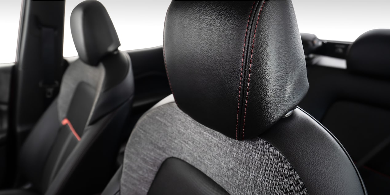 Vista interior de la Chevrolet Montana 2026 destacando los asientos con revestimiento premium.