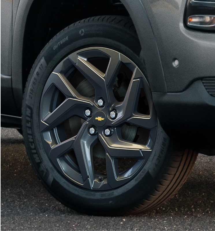 Vista en detalle de las nuevas llantas de alineación de 17 pulgadas de la Chevrolet Montana 2026.