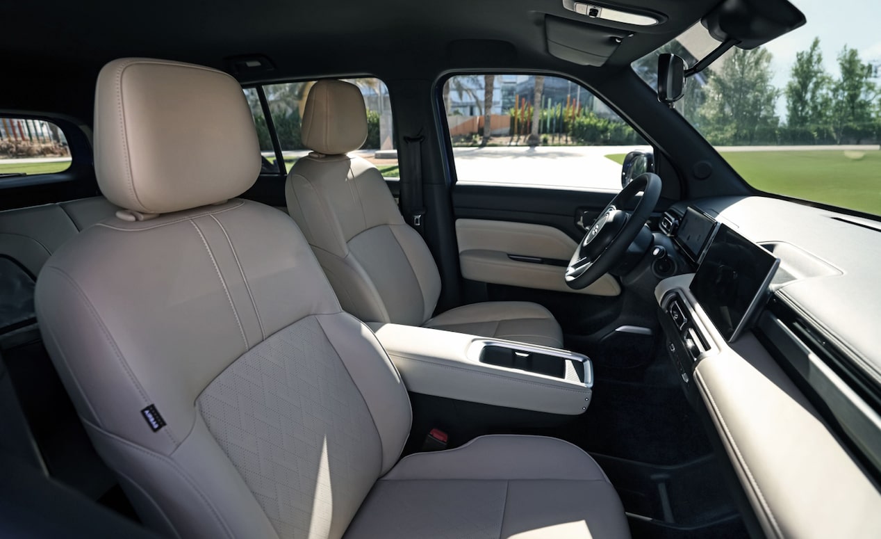 Interior frontal color Beige del Chevrolet Spark EUV destacando tapicería de primera calidad.